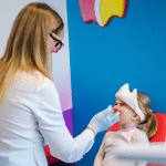 Czym cechuje się dobry stomatolog dziecięcy w Warszawie-Woli?
