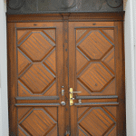 Drewniane drzwi w Warszawie - jak wybrać idealne drzwi dla Twojego domu?