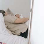 Zagadka nocnych pobudek: Dlaczego 10-miesięczne dziecko tak często budzi się w nocy?